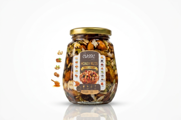 THE CLASSIC RICH Premium Honey Nuts হলো কাজুবাদাম, কাঠবাদাম, আখরোট, পেস্তাবাদাম, ত্বীন ফল, সোনালী ও কালো কিশমিশ, খোরমা খেজুর, চিনাবাদাম, কুমড়ো বীজ, সূর্যমুখী বীজ, কালোজিরা ও সাদা তিলের সঙ্গে খাঁটি মধুর একটি প্রিমিয়াম মিশ্রণ। প্রতিদিনের খাবারে প্রাকৃতিকভাবে বাদাম, বীজ ও শুকনো ফল যোগ করার একটি সুস্বাদু ও পুষ্টিকর উপায়। উপাদান: কাজুবাদাম • কাঠবাদাম • আখরোট • পেস্তাবাদাম • ত্বীন ফল • সোনালী কিশমিশ • কালো কিশমিশ • খোরমা খেজুর • চিনাবাদাম • কুমড়ো বীজ • সূর্যমুখী বীজ • কালোজিরা • সাদা তিল • খাঁটি মধু Net Weight: 500g Brand: THE CLASSIC RICH